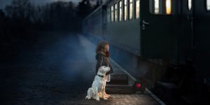 Kinderfotografie - Kind wartet mit Hund am Polarexpress